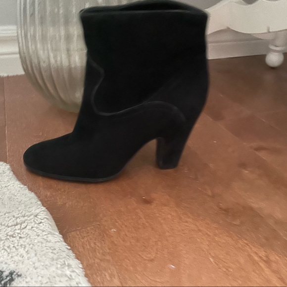 Short black suede booties. Nine West - Picture 2 of 2